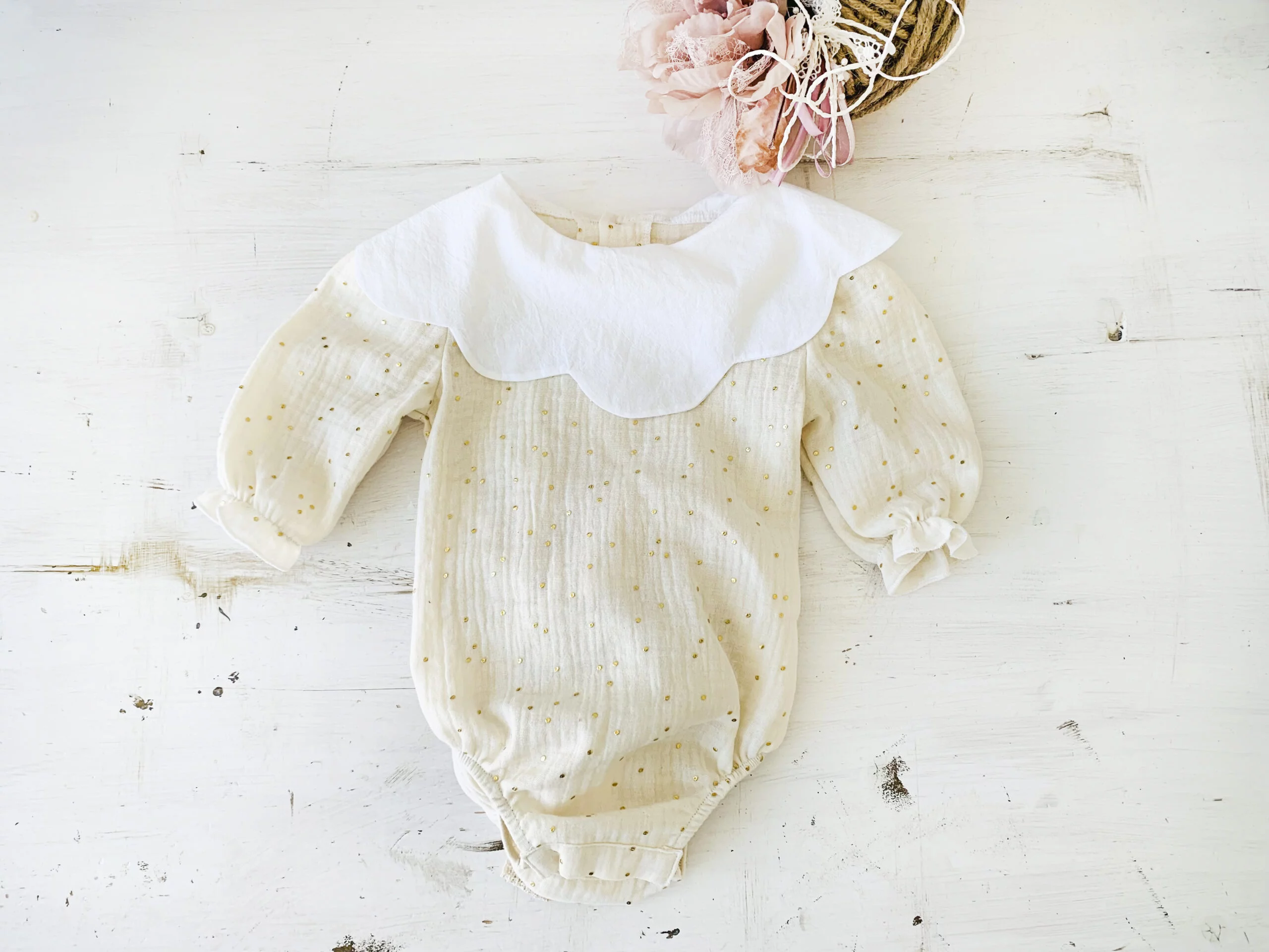 Costumas Bebe Botez cu  Maneca Lunga Guler si Buline Aurii