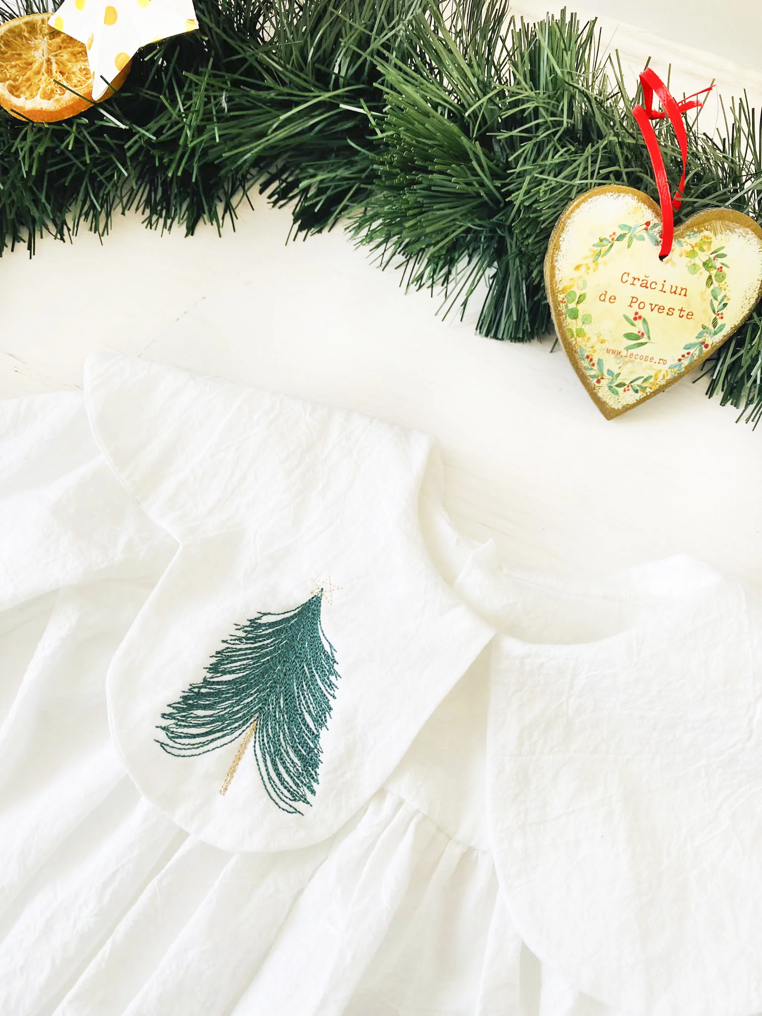 Rochita cu guleras alba - imagine 3