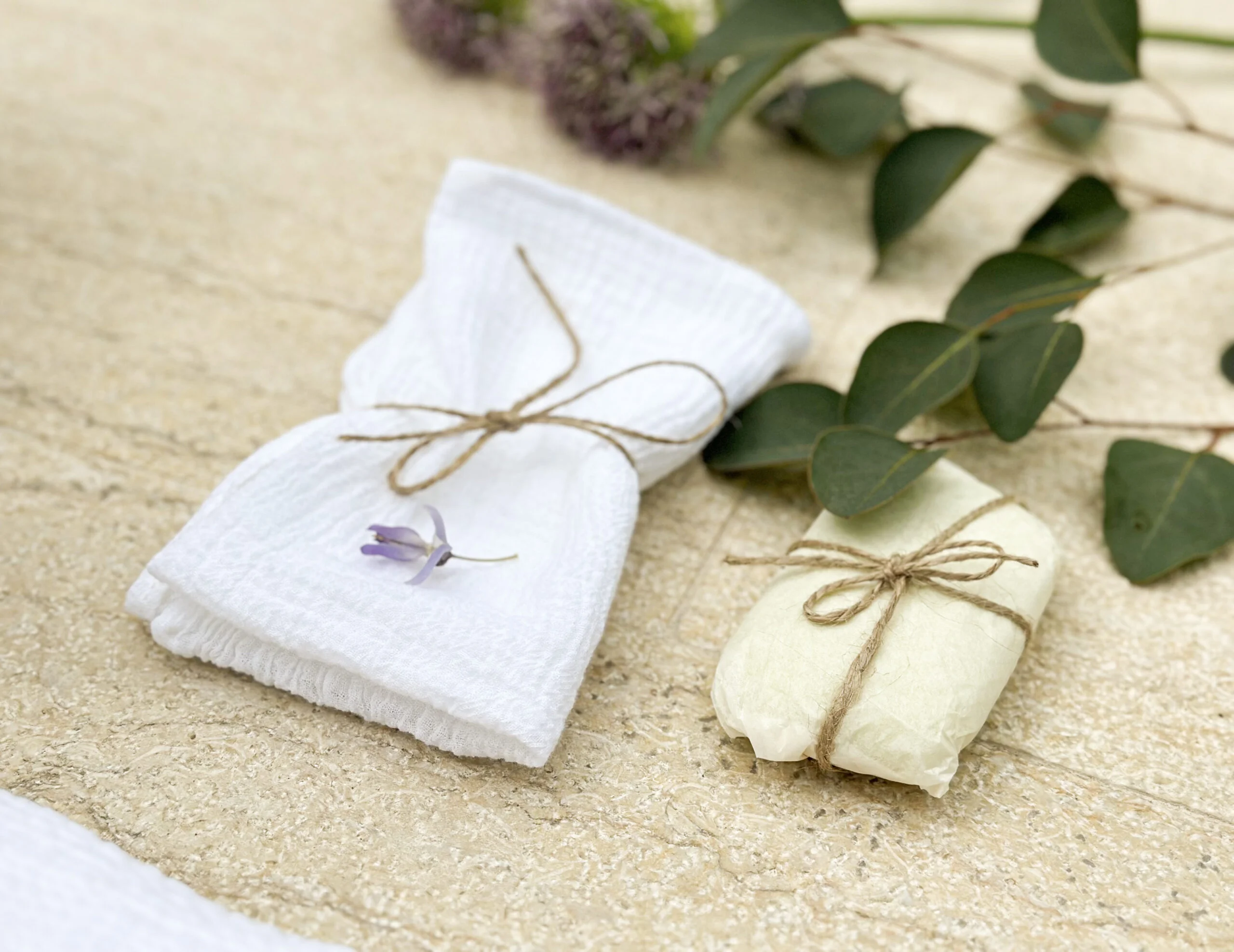 Trusou Botez Premium Personalizat din Muselină Organica - Fetita pe Luna si Harta Stelelor - imagine 3