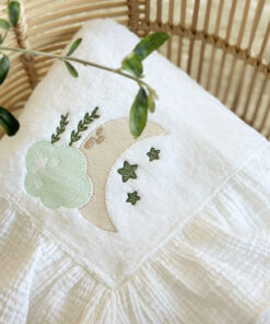 Alternative view of Trusou Botez Premium Personalizat din Muselină Organica - Bebe pe Luna și Harta Stelelor