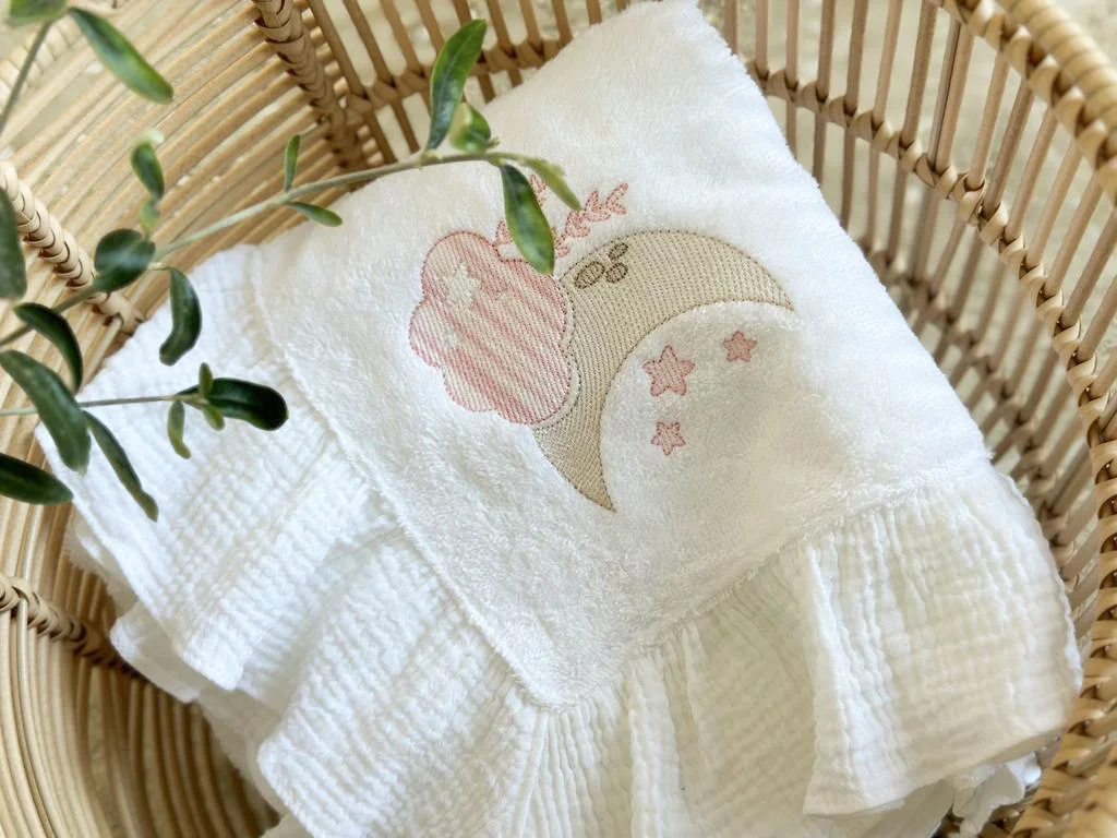 Trusou Botez Premium Personalizat din Muselină Organica - Fetita pe Luna si Harta Stelelor - imagine 2