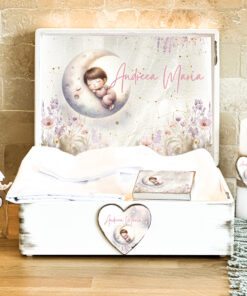 Trusou Botez Premium Personalizat din Muselină Organica - Fetita pe Luna si Harta Stelelor