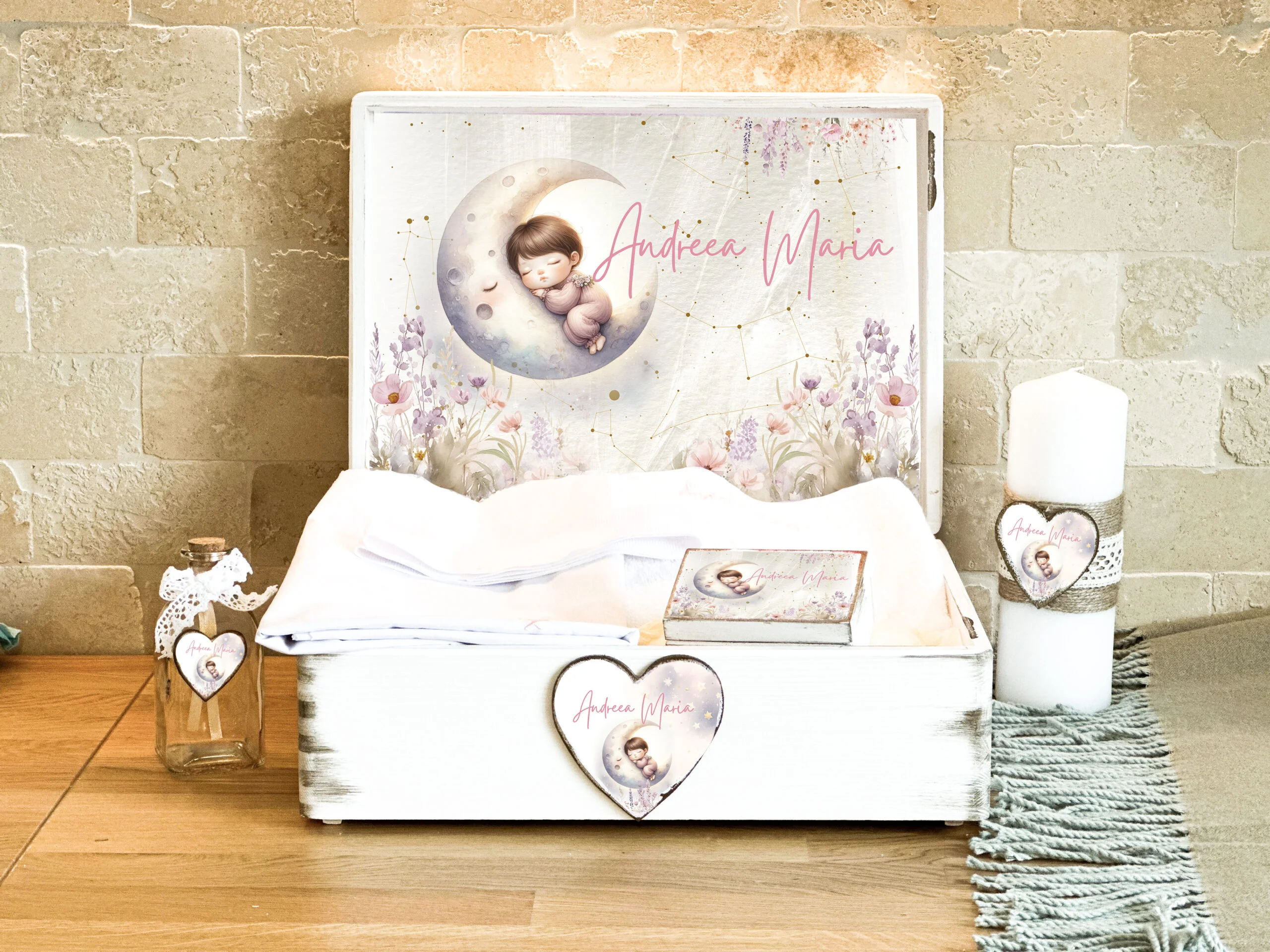 Trusou Botez Premium Personalizat din Muselină Organica - Fetita pe Luna si Harta Stelelor