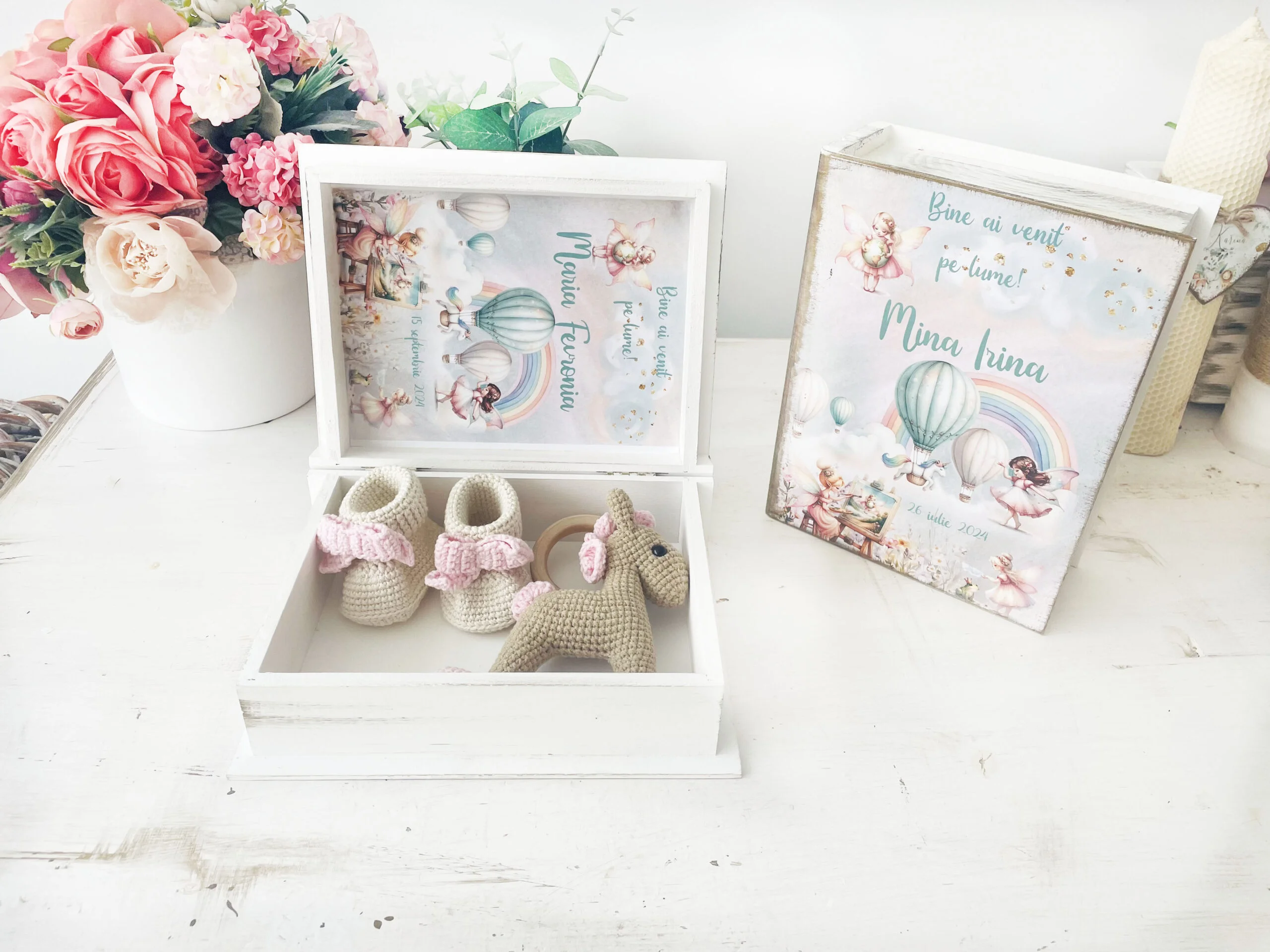 Set cadou bebe personalizata cu botoșeii crosetati -Zâna Curcubeu - imagine 2