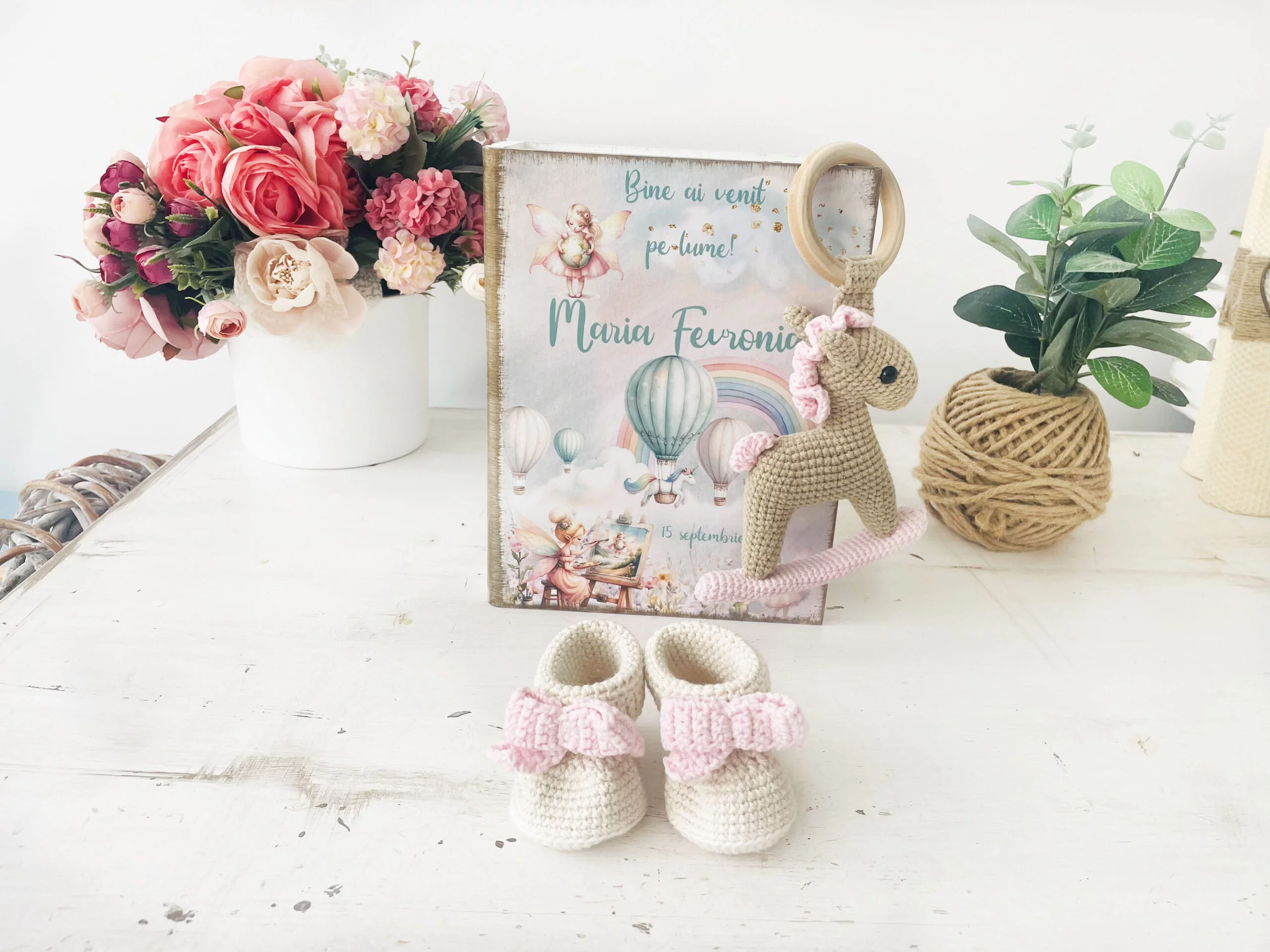 Set cadou bebe personalizata cu botoșeii crosetati -Zâna Curcubeu - imagine 3