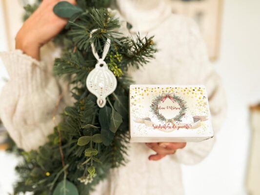 Set Cadou Ornament Portelan si Cutiuta Personalizata Coroniță