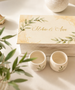 Set cadou nași „Olive” – 2 căni lucrate manual și cutie personalizată