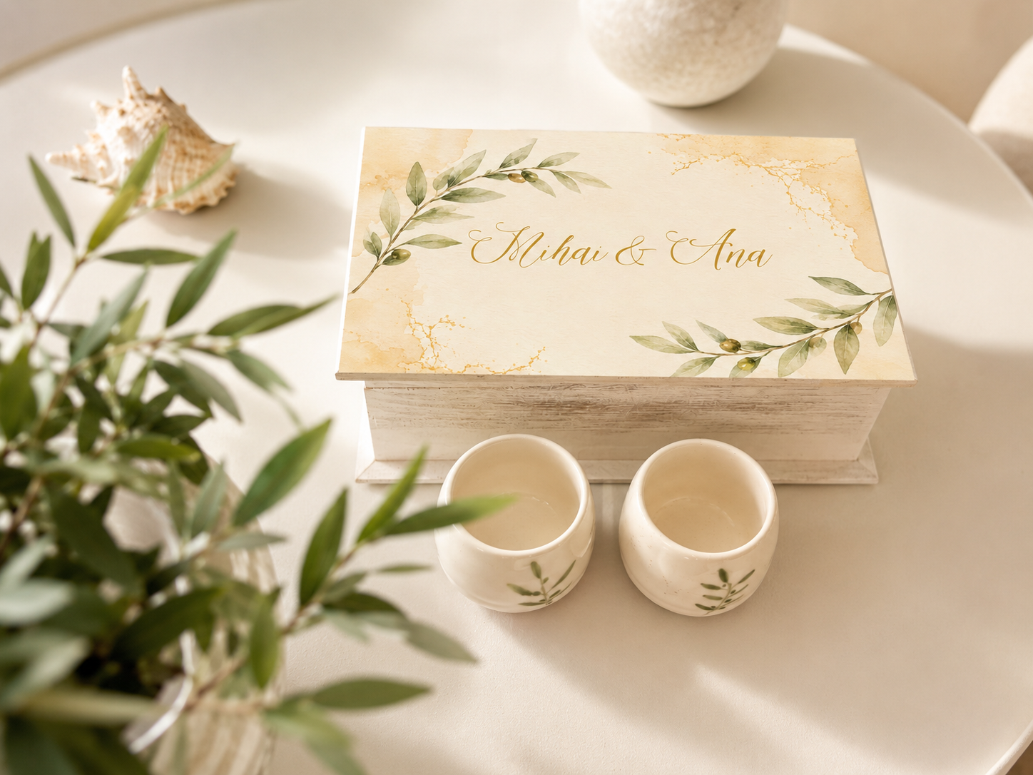 Set cadou nași „Olive” – 2 căni lucrate manual și cutie personalizată