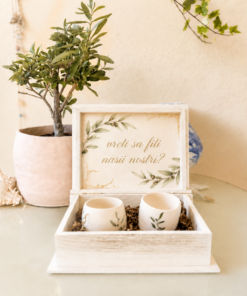 Alternative view of Set cadou nași „Olive” – 2 căni lucrate manual și cutie personalizată