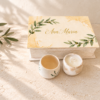 Set cadou Olive cu cană din ceramică lucrată manual, lumânare parfumată din ceară de soia și cutie din lemn personalizată. Ideal pentru nași și ocazii speciale.