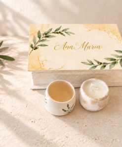 Set cadou Olive cu cană din ceramică lucrată manual, lumânare parfumată din ceară de soia și cutie din lemn personalizată. Ideal pentru nași și ocazii speciale.